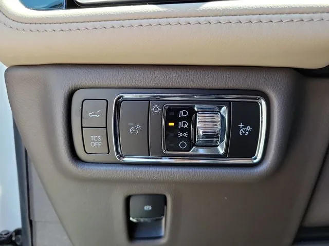 2023 Lincoln Nautilus Standard photo 13