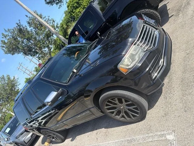 2016 Lincoln Navigator Select photo 2
