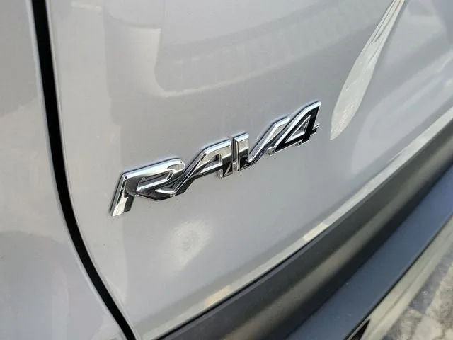 2024 Toyota RAV4 LE photo 5