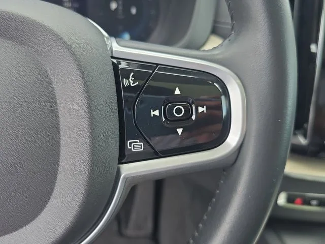 2022 Volvo XC60 B5 Inscription photo 20