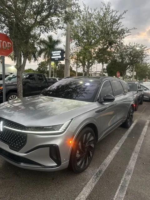 2024 Lincoln Nautilus Black Label photo 2