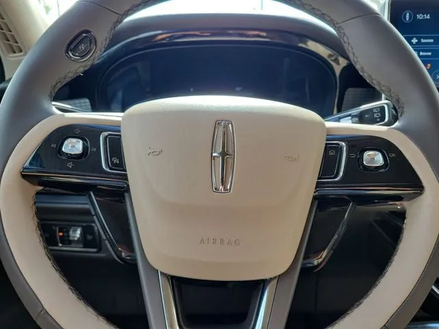 2023 Lincoln Corsair Standard photo 19
