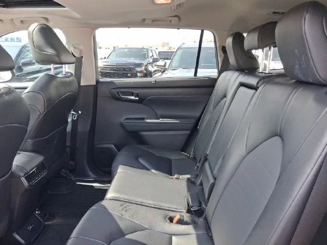 2026 Toyota Highlander XLE photo 6