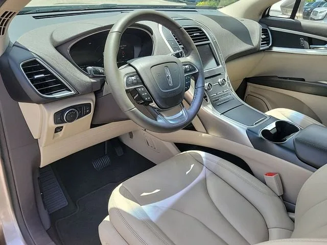 2019 Lincoln Nautilus Standard photo 11