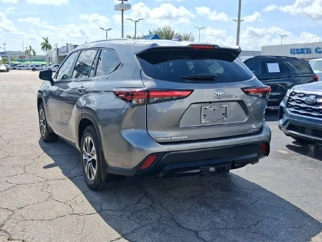 2026 Toyota Highlander XLE photo 3