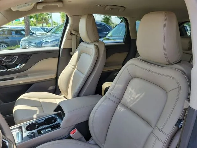 2022 Lincoln Corsair Standard photo 11