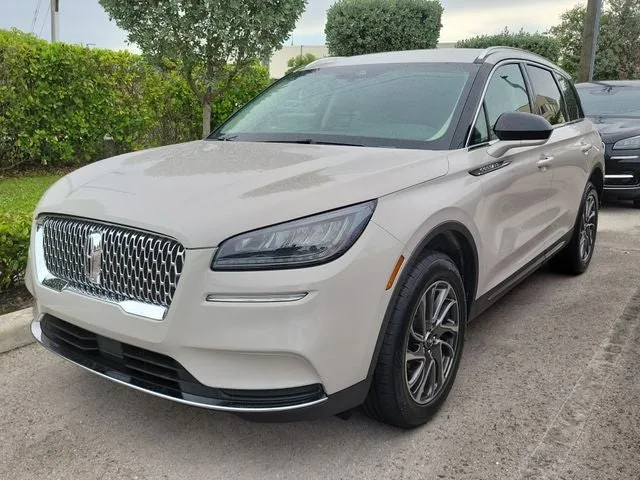 2022 Lincoln Corsair Standard photo 3