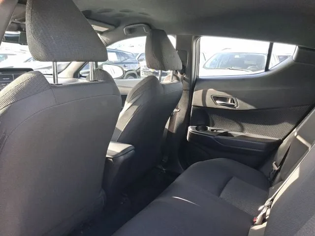 2019 Toyota C-HR LE photo 5