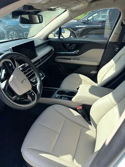2025 Lincoln Corsair Premiere photo 2