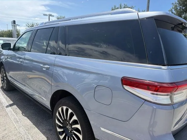 2022 Lincoln Navigator L Black Label photo 2