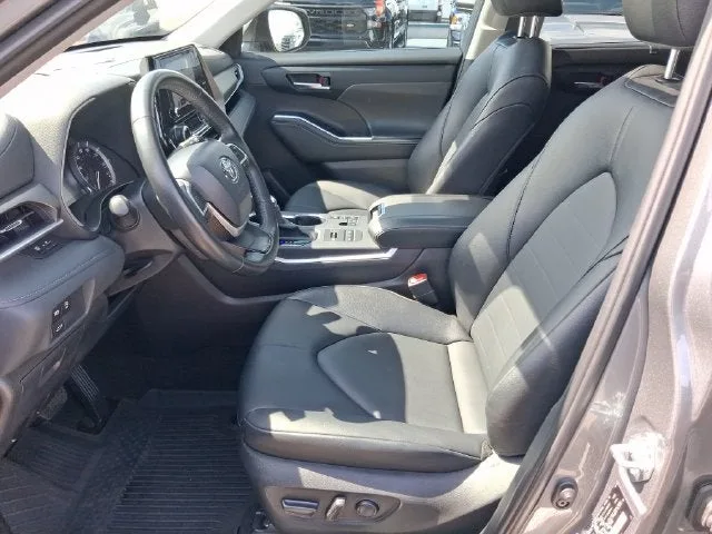 2026 Toyota Highlander XLE photo 12