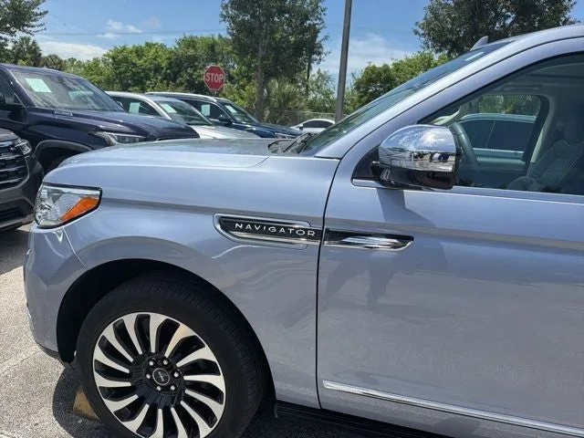 2022 Lincoln Navigator L Black Label photo 3