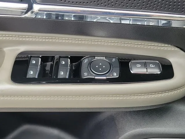 2023 Lincoln Corsair Standard photo 16