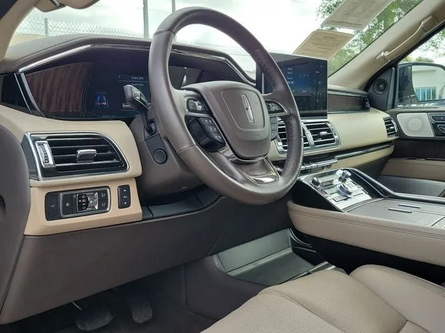 2022 Lincoln Navigator L Reserve photo 9