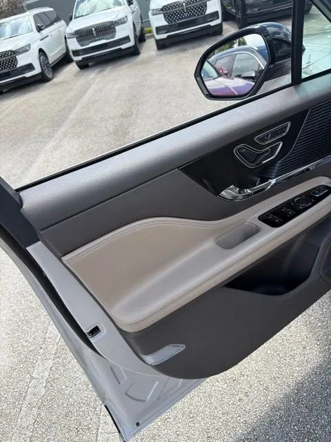 2022 Lincoln Corsair Standard photo 8