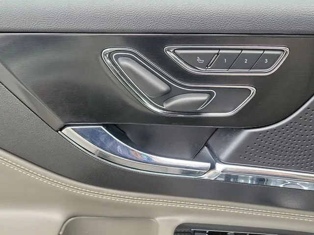 2023 Lincoln Corsair Standard photo 15