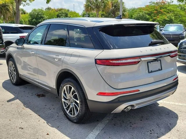 2022 Lincoln Corsair Standard photo 4