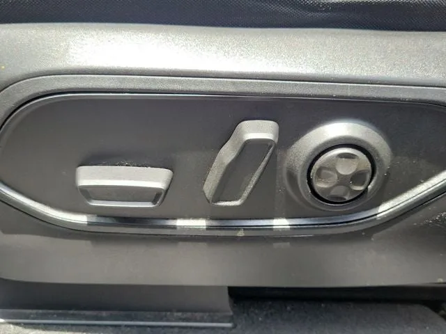 2023 Jeep Grand Cherokee Laredo photo 12