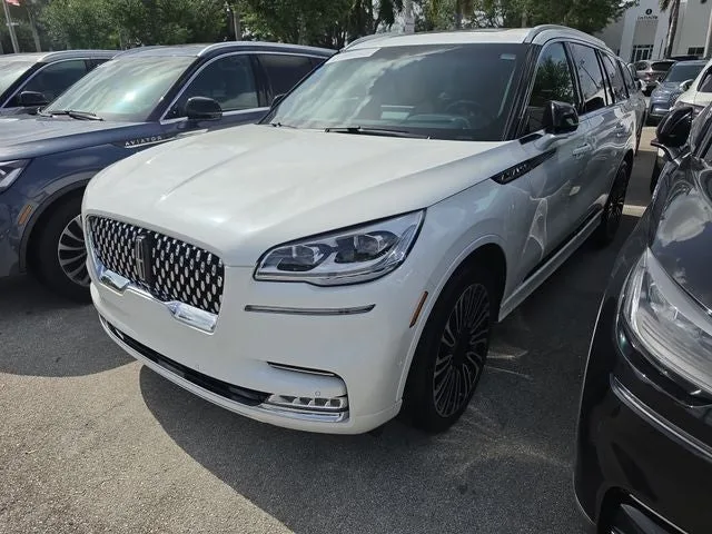 2023 Lincoln Aviator Black Label Premium photo 2