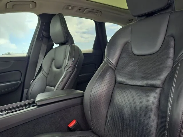 2022 Volvo XC60 B5 Inscription photo 17