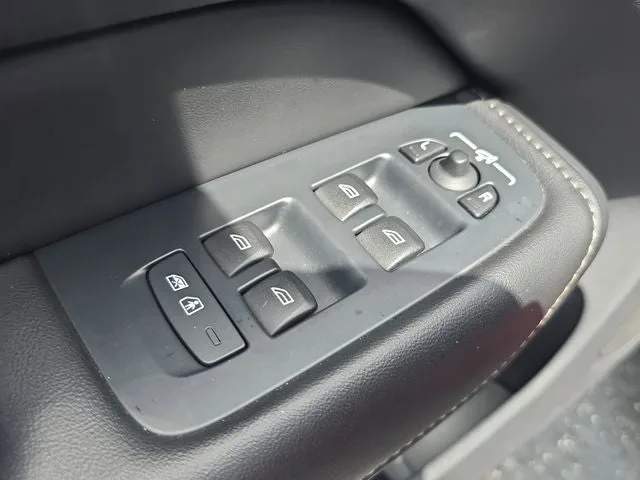 2022 Volvo XC60 B5 Inscription photo 15