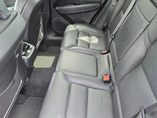 2022 Volvo XC60 B5 Inscription photo 10