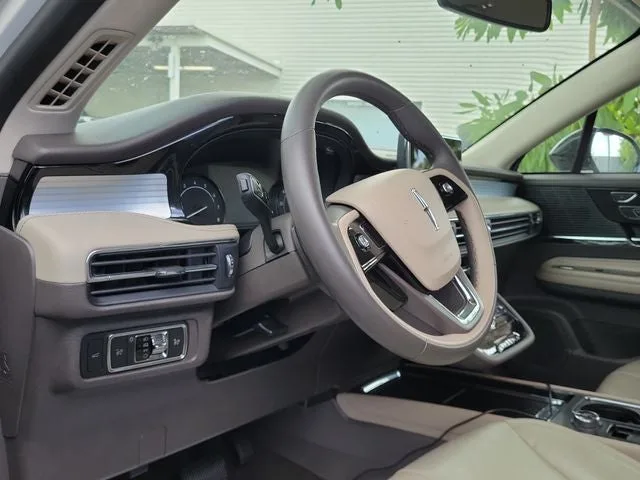 2022 Lincoln Corsair Standard photo 8