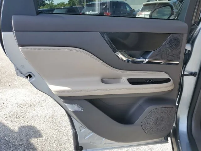 2023 Lincoln Corsair Standard photo 11