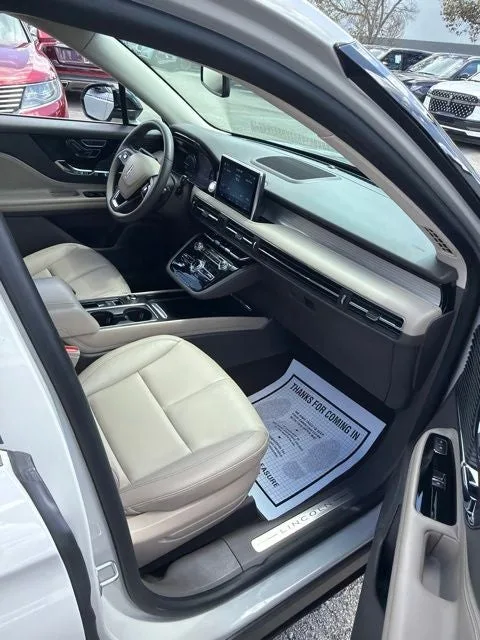 2022 Lincoln Corsair Standard photo 17