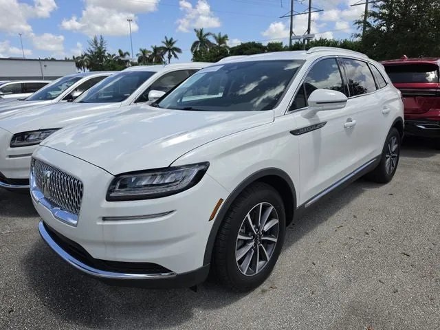 2023 Lincoln Nautilus Standard photo 2