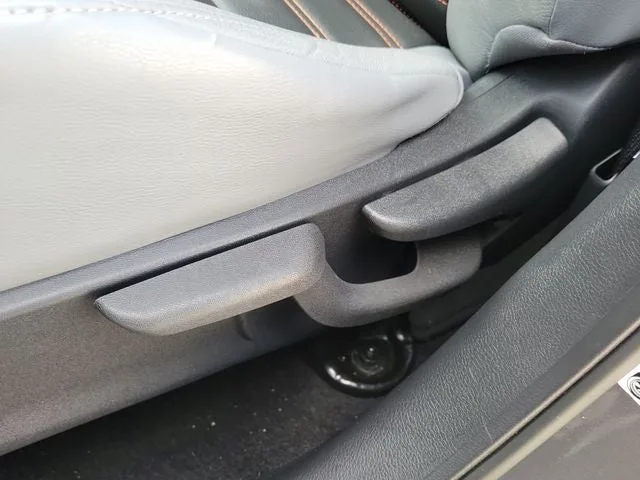 2021 Nissan Kicks SR photo 12