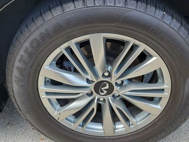 2019 INFINITI QX80 LUXE photo 7