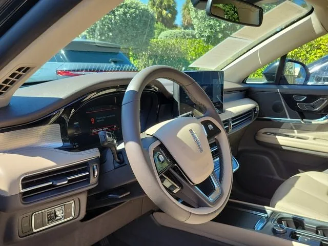2024 Lincoln Corsair Premiere photo 9