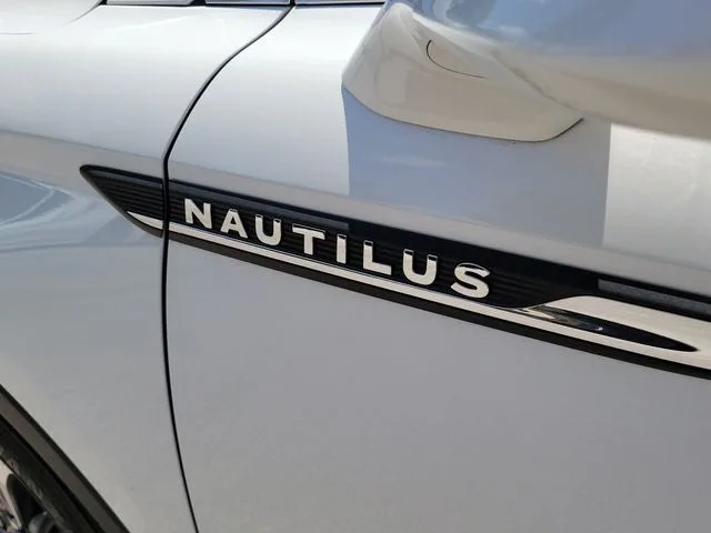2023 Lincoln Nautilus Standard photo 7