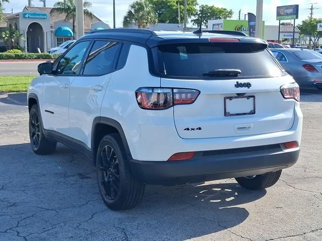 2023 Jeep Compass Latitude photo 3
