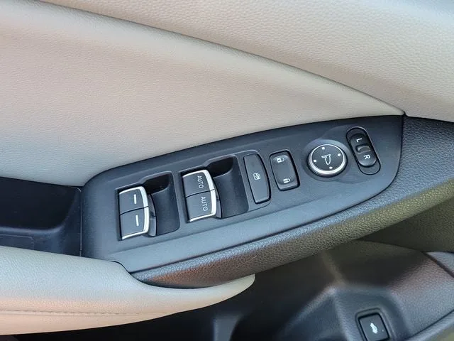 2019 Honda Accord LX photo 16