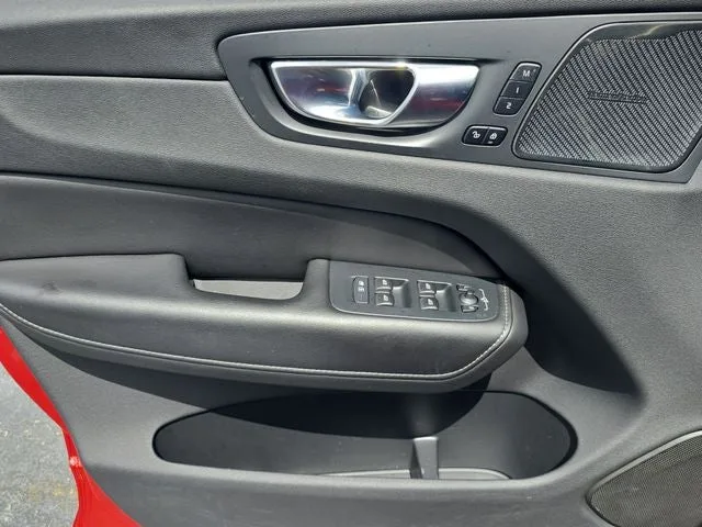 2022 Volvo XC60 B5 Inscription photo 14