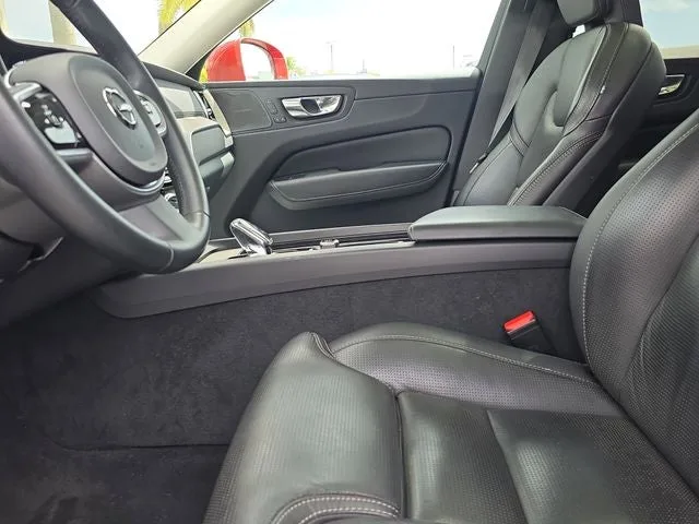 2022 Volvo XC60 B5 Inscription photo 16
