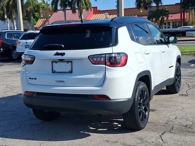 2023 Jeep Compass Latitude photo 4