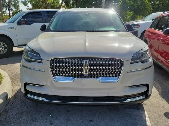 2021 Lincoln Aviator Standard photo 2
