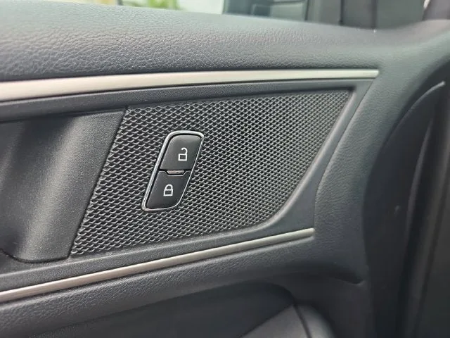 2022 Ford Edge SEL photo 16