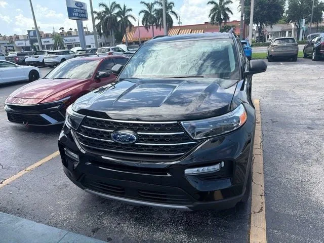 2023 Ford Explorer XLT photo 2