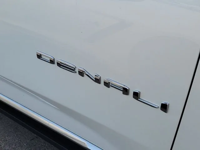 2022 GMC Yukon Denali photo 9