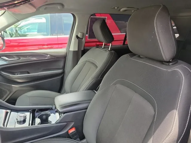 2023 Jeep Grand Cherokee Laredo photo 10