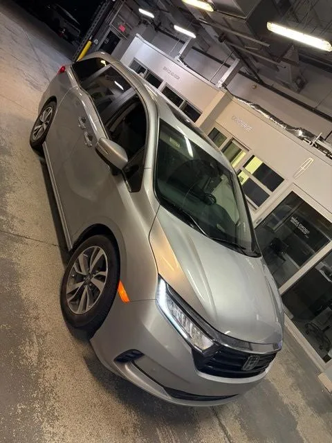 2022 Honda Odyssey Touring photo 2