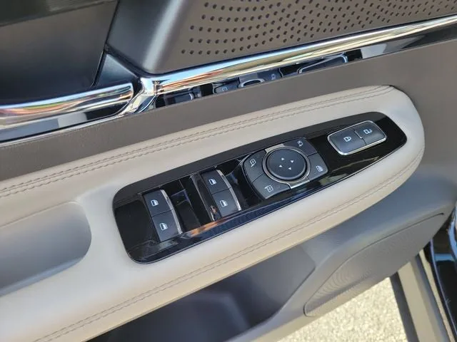 2023 Lincoln Corsair Standard photo 13