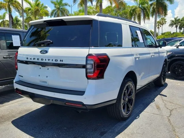 2023 Ford Expedition Limited photo 2