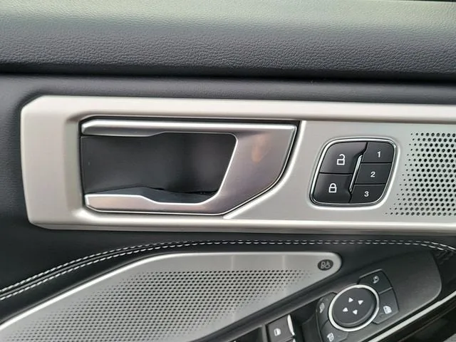 2023 Ford Explorer ST photo 13