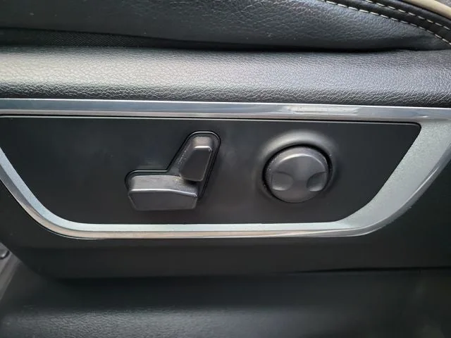 2024 RAM 1500 Laramie photo 15