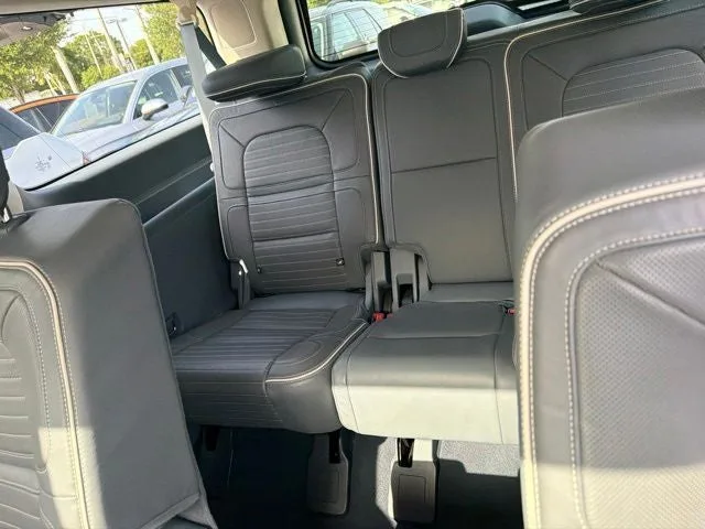 2023 Lincoln Navigator L Black Label photo 3